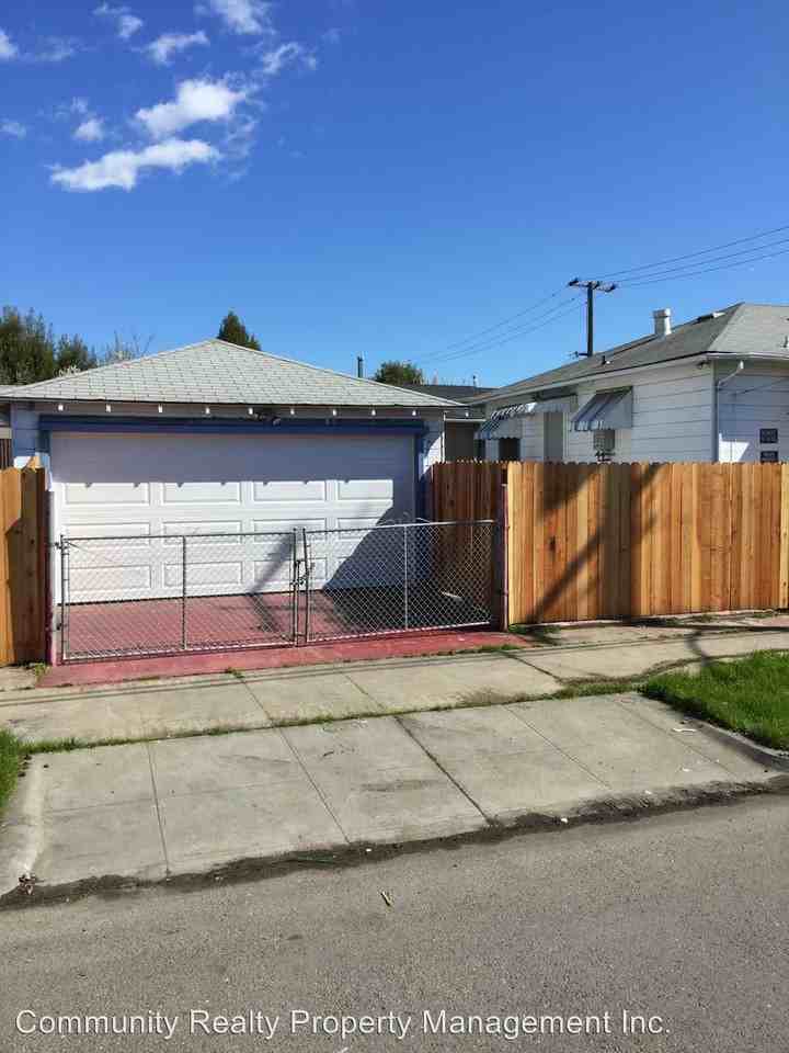 1601 82nd Ave - Photo 3 of 11