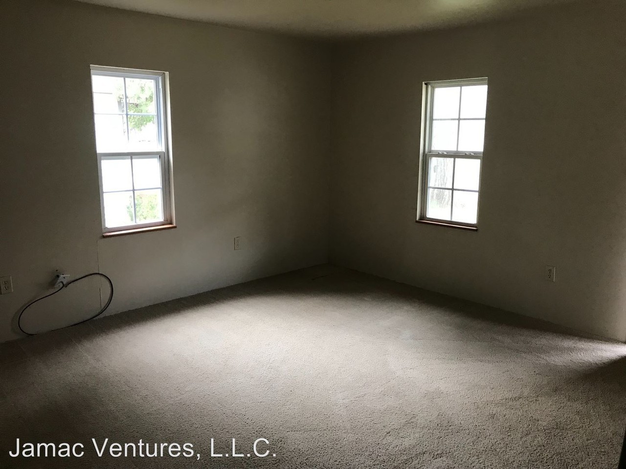 304 S Elk Ave - Photo 2 of 8