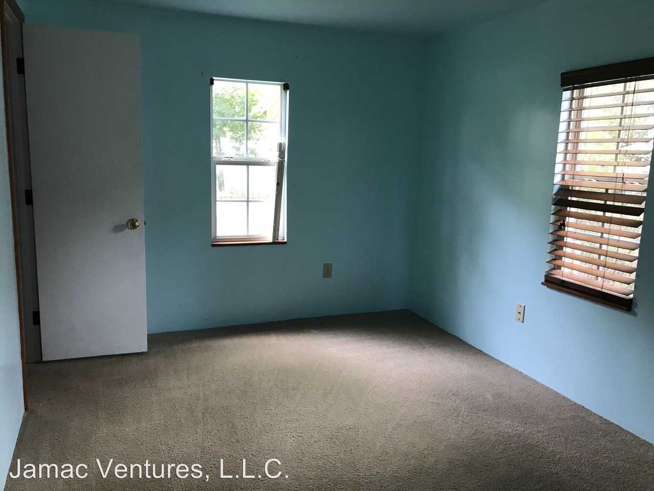 304 S Elk Ave - Photo 3 of 8