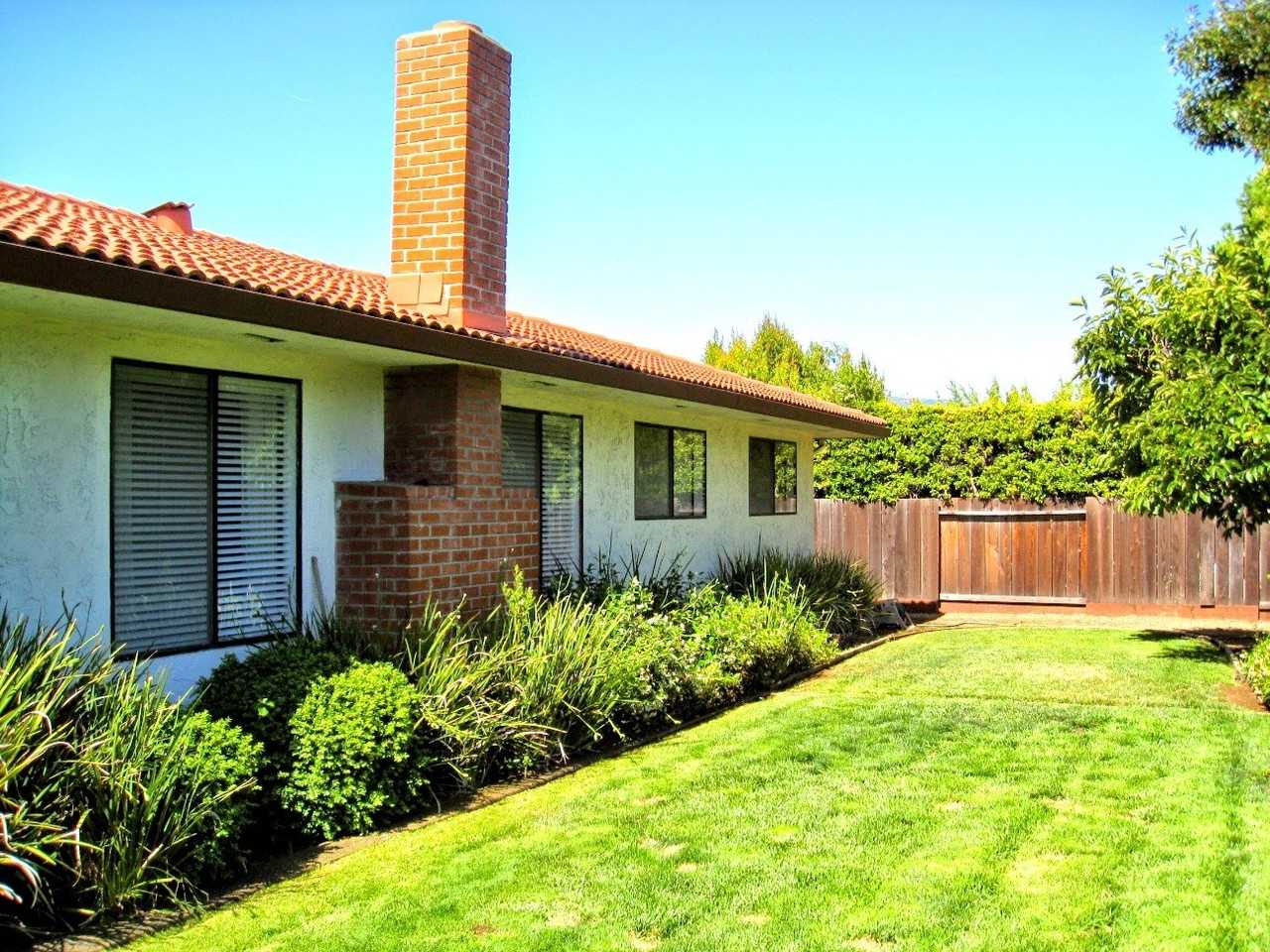 1119 The Dalles Ave - Photo 3 of 18