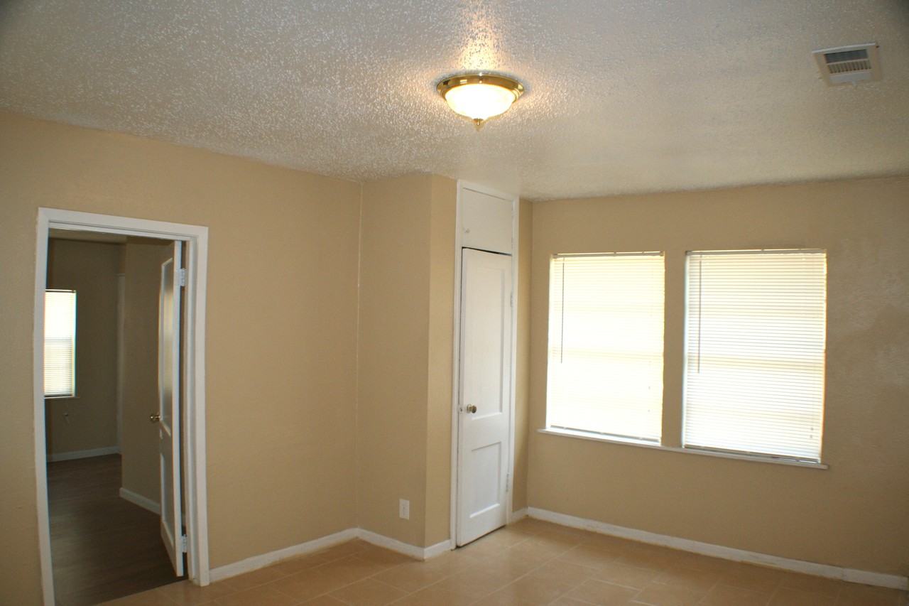 2909 Canberra Ct - Photo 3 of 8