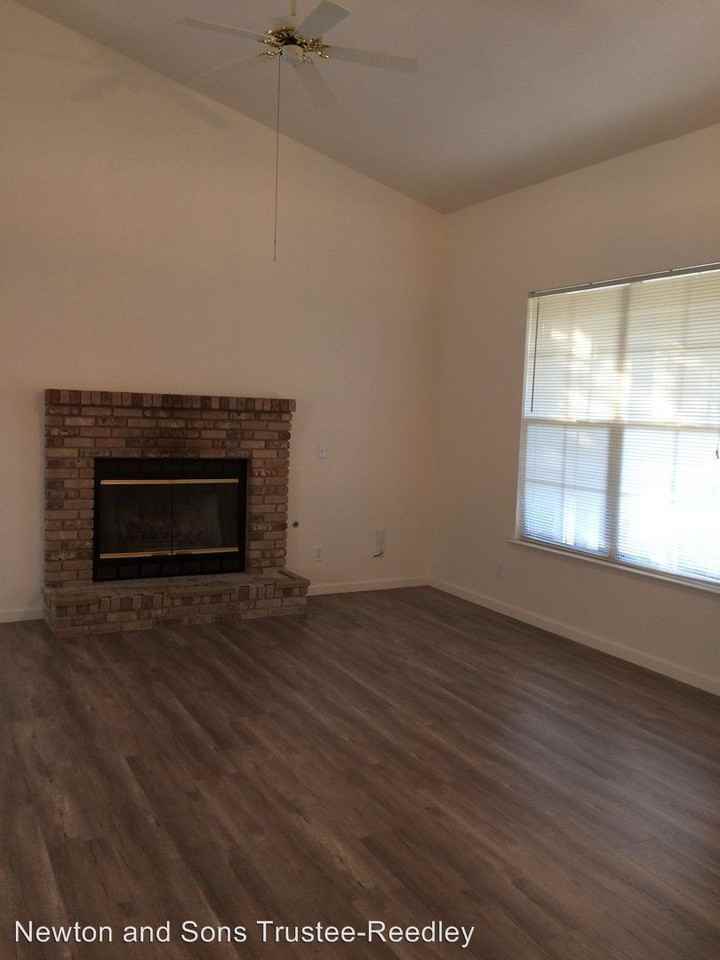 224 W Huntsman Ave - Photo 3 of 35