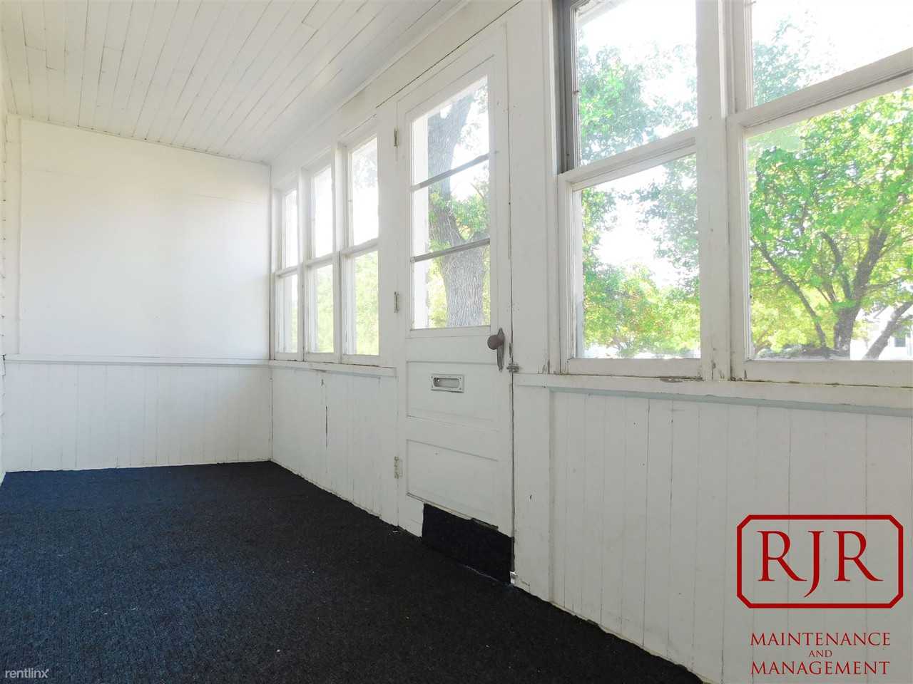 307 S 11th St - Photo 3 of 10