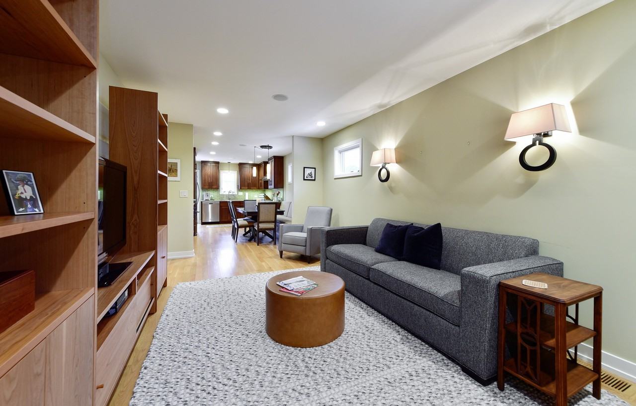 687 Spring Rd - Photo 3 of 18