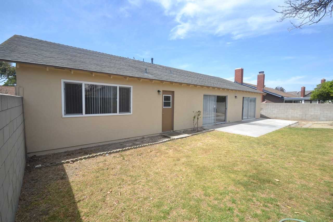 2715 W Hill St - Photo 2 of 7