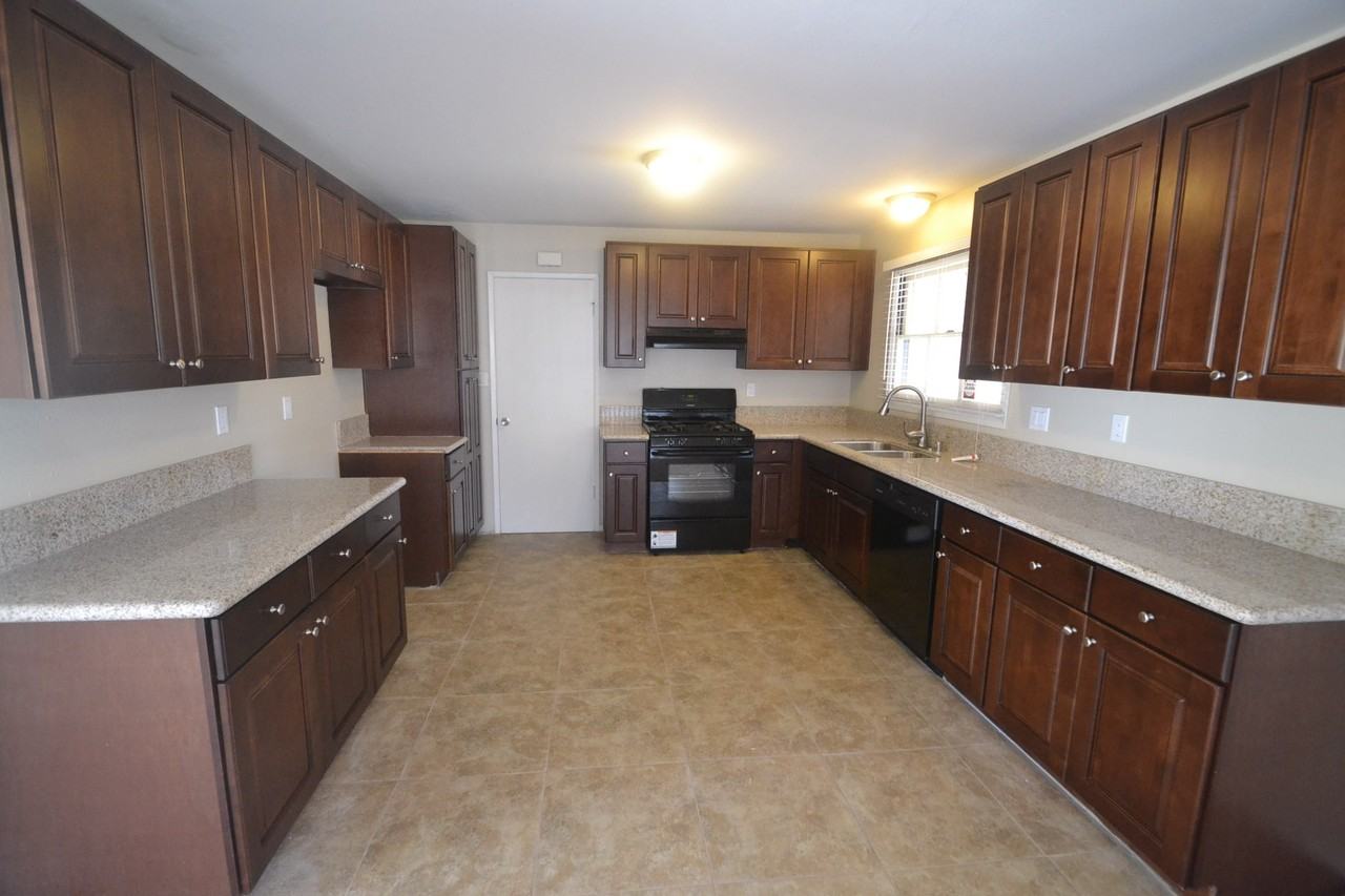 2715 W Hill St - Photo 3 of 7