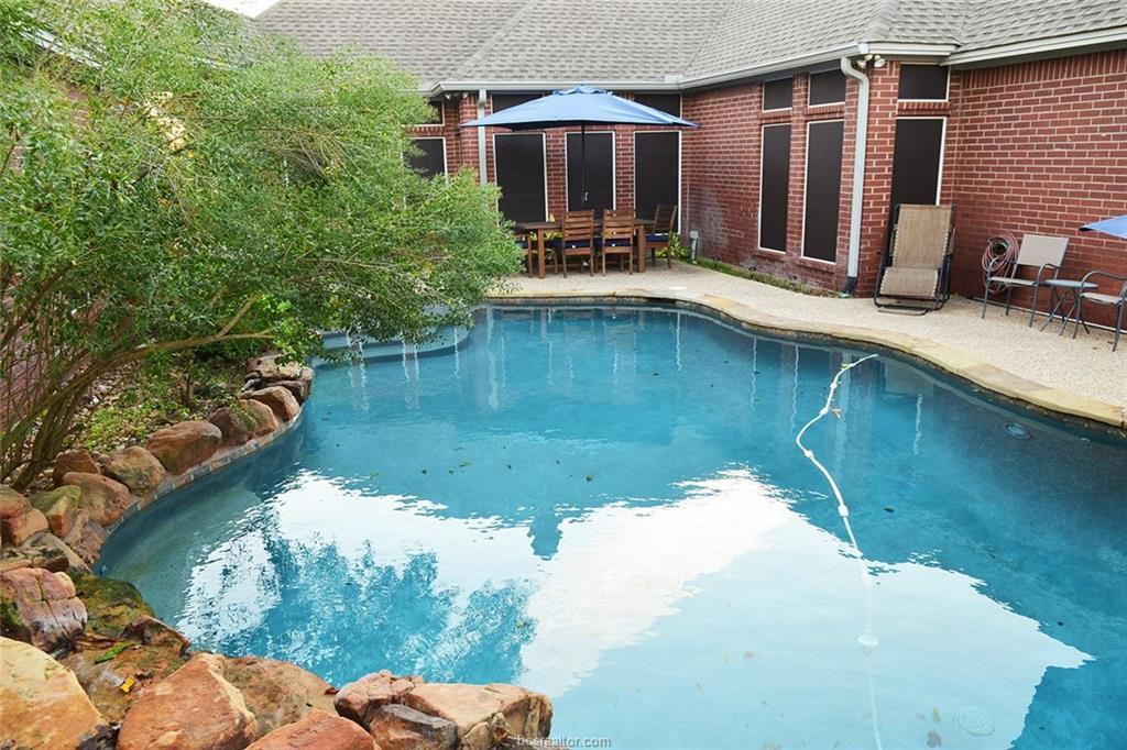 8401 Shadow Oaks - Photo 2 of 20