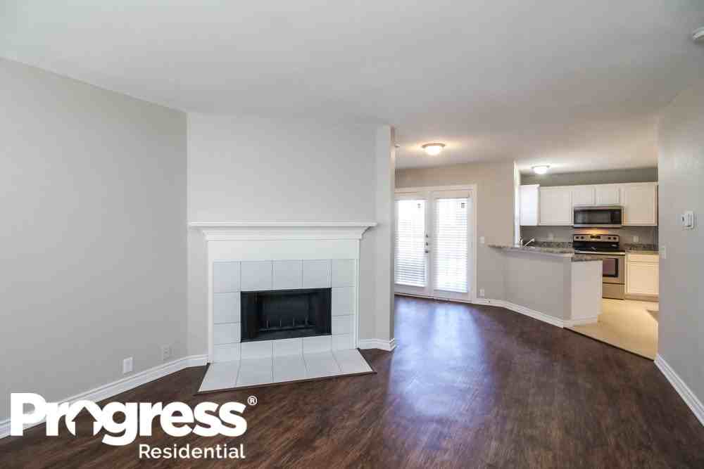 140 Hunter Dr - Photo 2 of 15