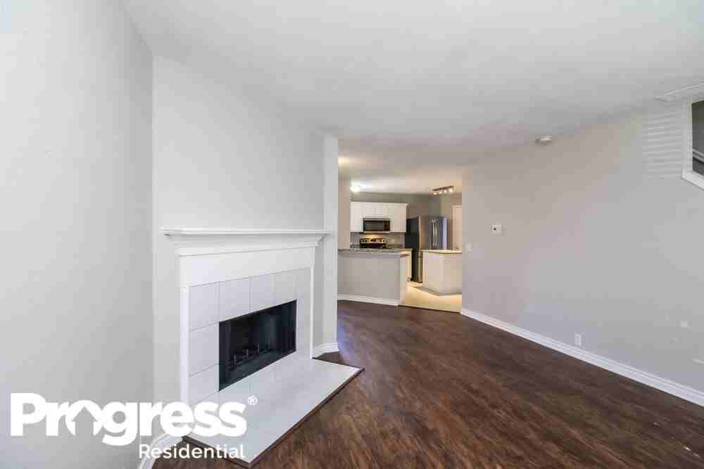 140 Hunter Dr - Photo 3 of 15