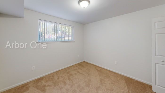 723 W Green St - Photo 2 of 5