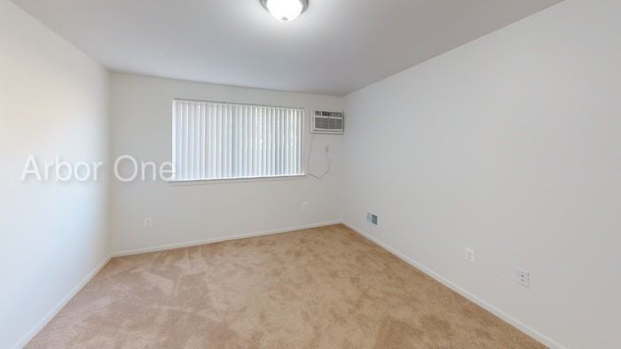 723 W Green St - Photo 3 of 5