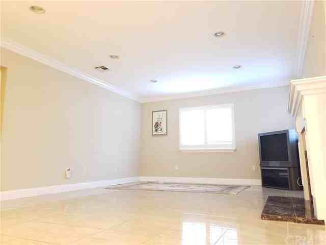 10140 Live Oak Ave - Photo 3 of 8