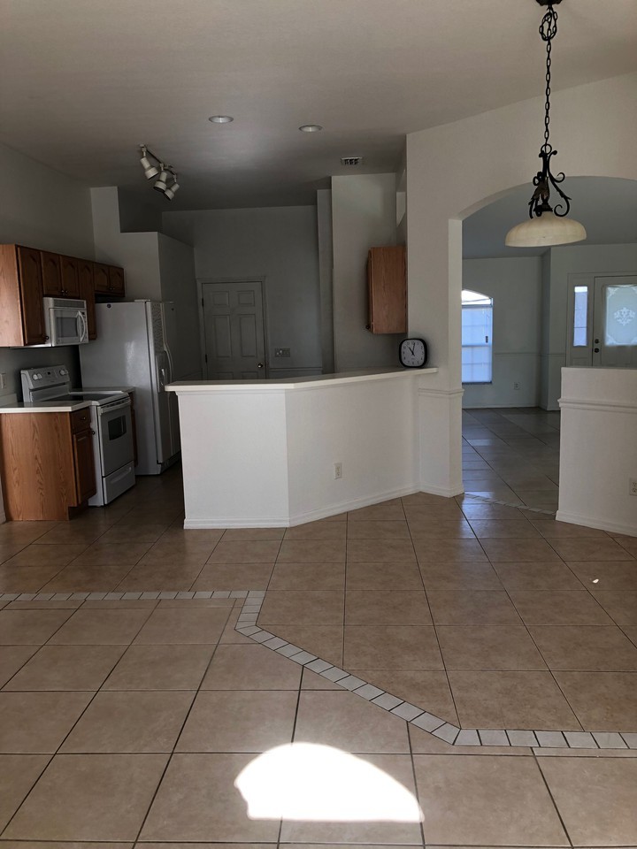 442 SW Baoy Ave - Photo 3 of 8