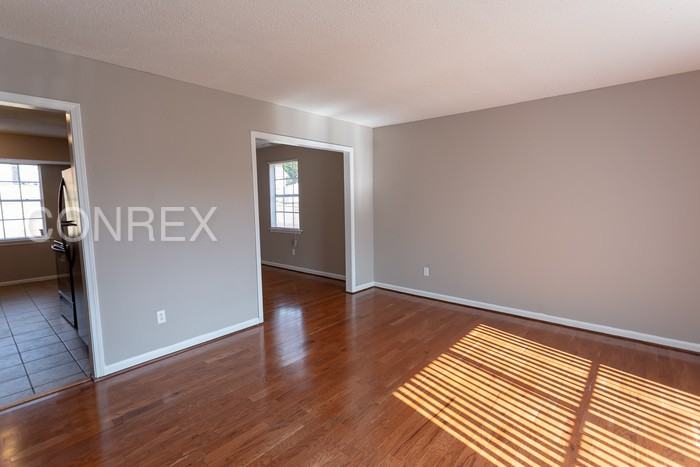 528 Leewood Ln - Photo 3 of 10