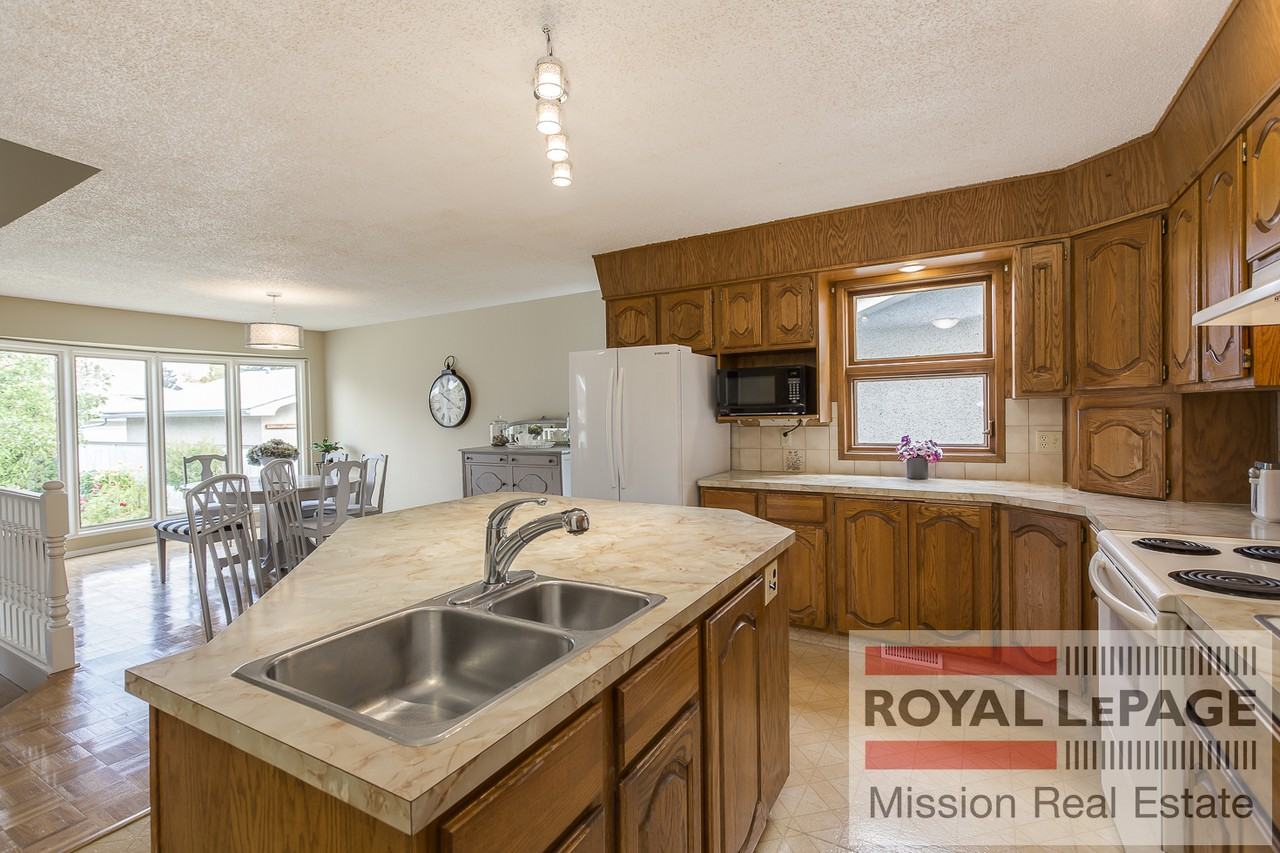 2024 55 Avenue Southwest - Photo 3 of 12