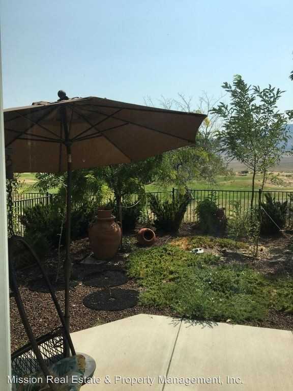 929 Lakeview Dr - Photo 2 of 3