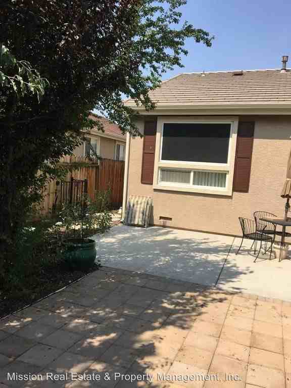 929 Lakeview Dr - Photo 3 of 3