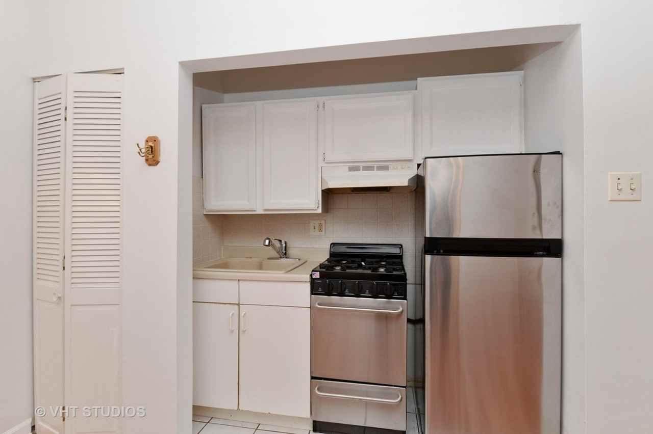 1127 West Farwell Avenue #207 - Photo 5 of 9