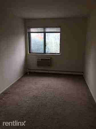 Spacious 3 Bedroom 2.5 Bathroom Duplex Apartment - Parking - Laundry / White Plains - Photo 3 of 6