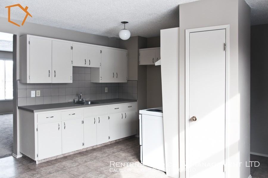 4726 58 Ave - Photo 3 of 16