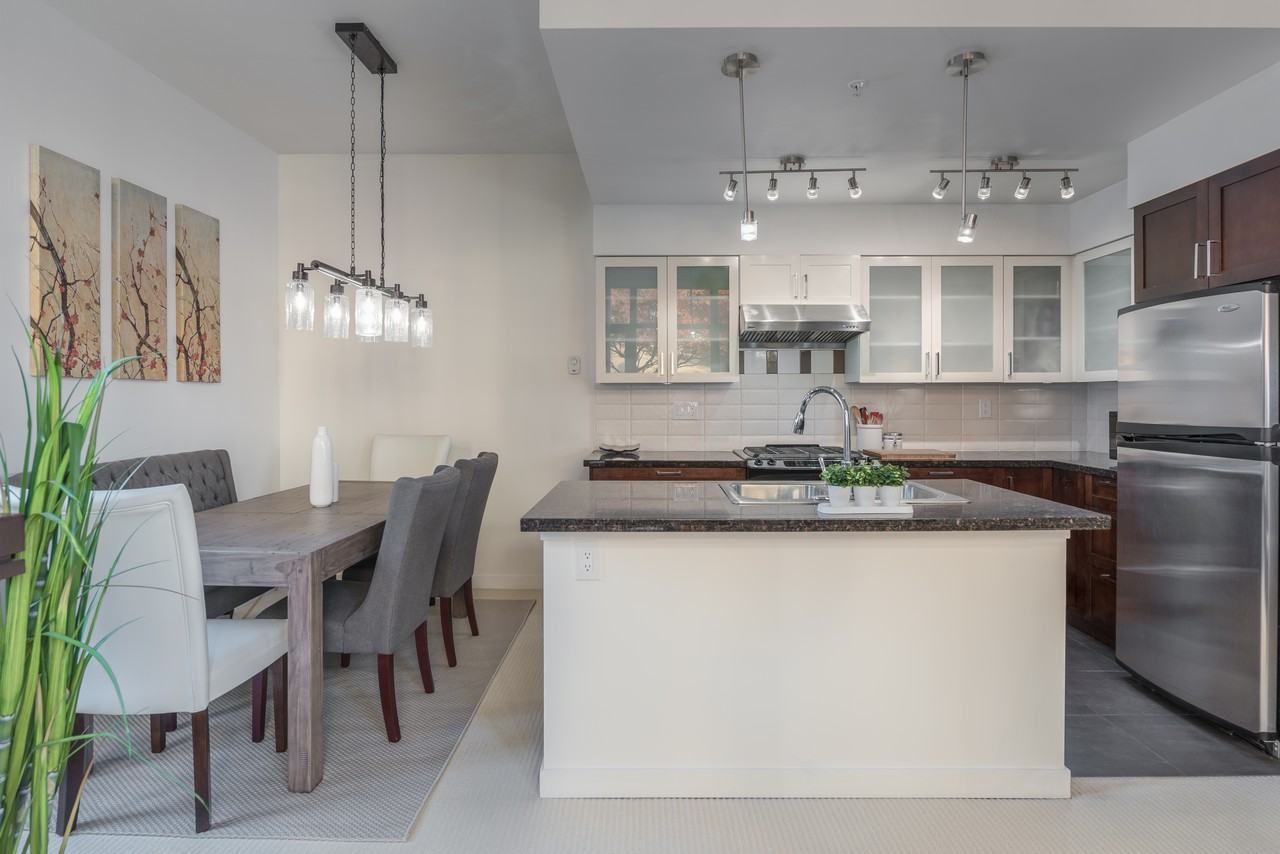 1 Renaissance Square