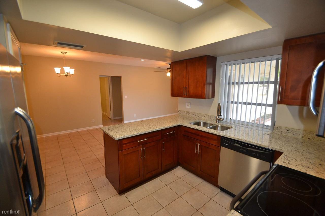 1130 SW 70th Terrace - Photo 2 of 5