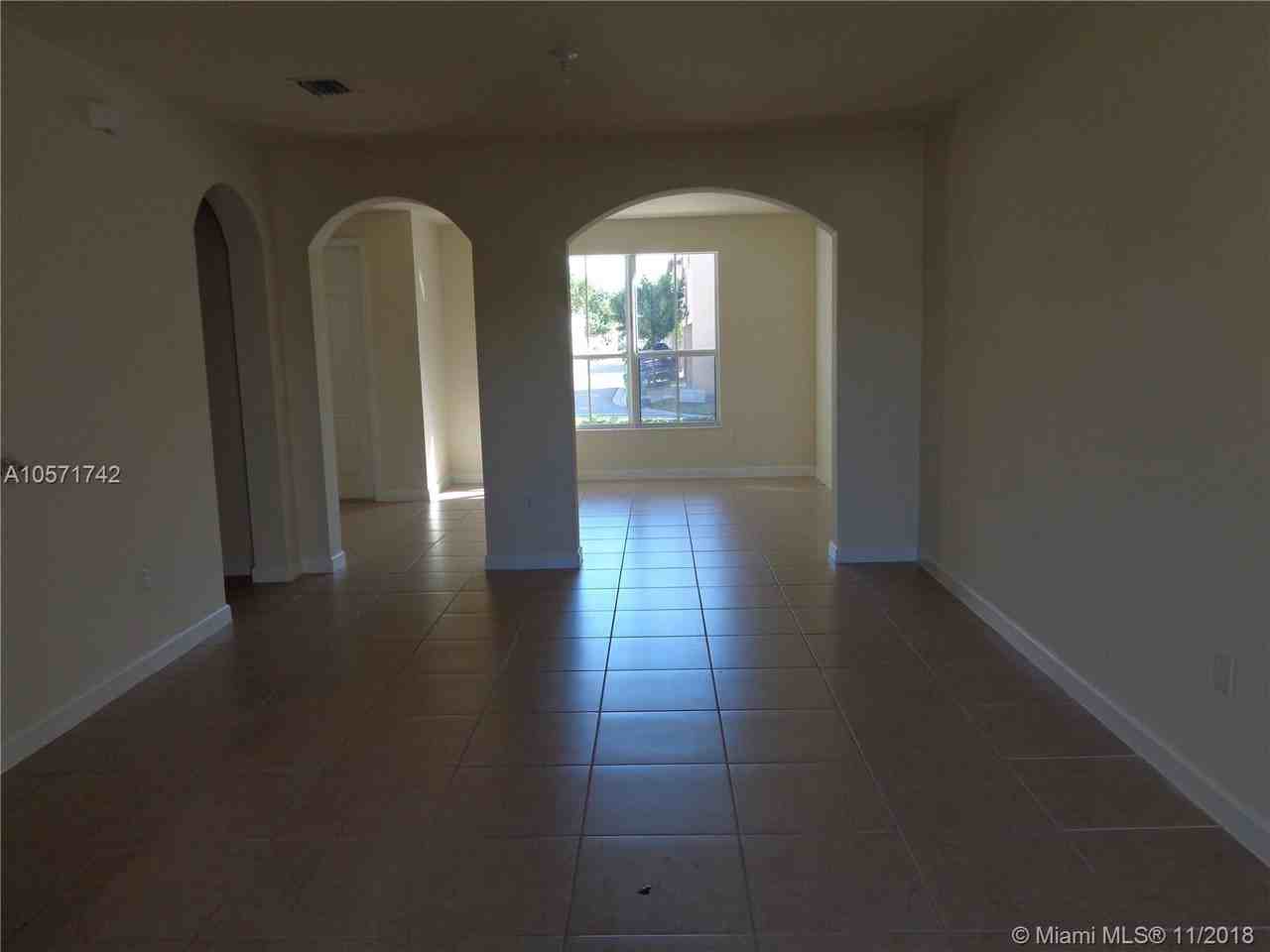 17093 Southwest 93rd Street - Photo 3 of 8