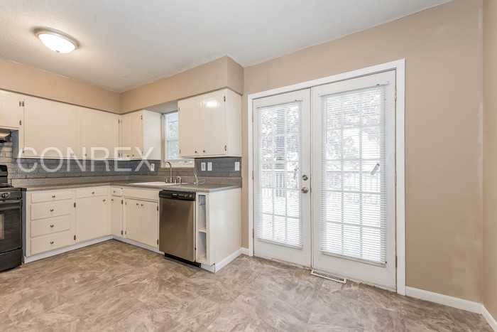 207 Lynn Rd - Photo 3 of 7