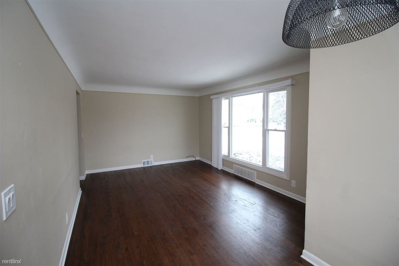 325 Crystal St - Photo 2 of 5