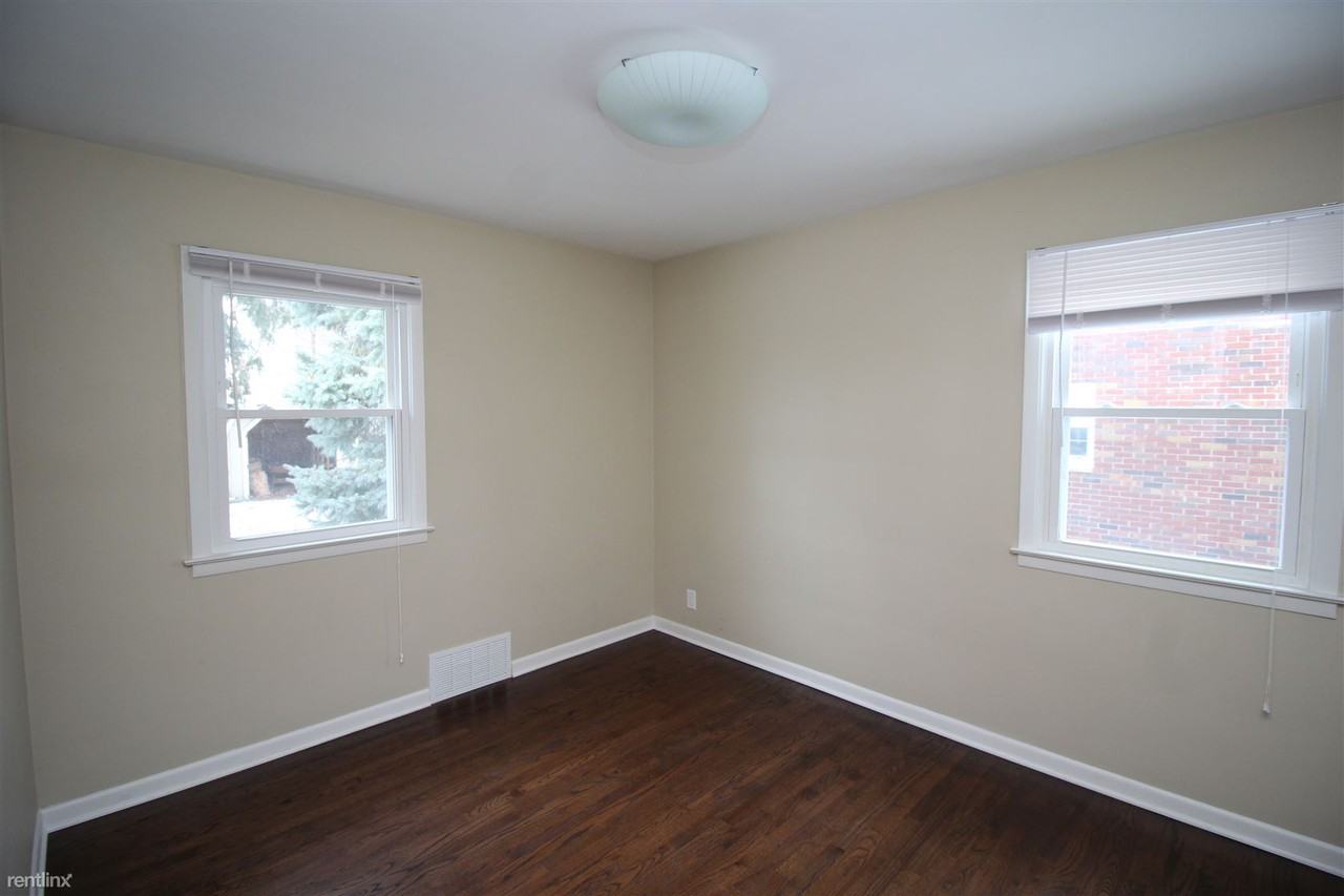 325 Crystal St - Photo 3 of 5