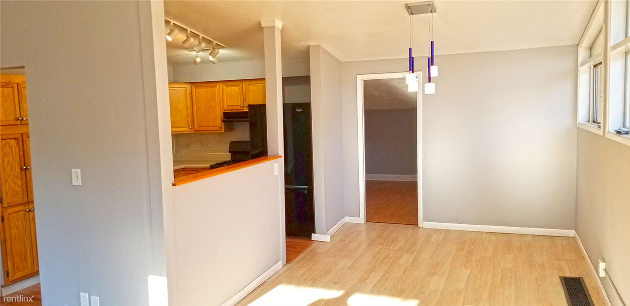 729 Paddock Ct - Photo 3 of 13