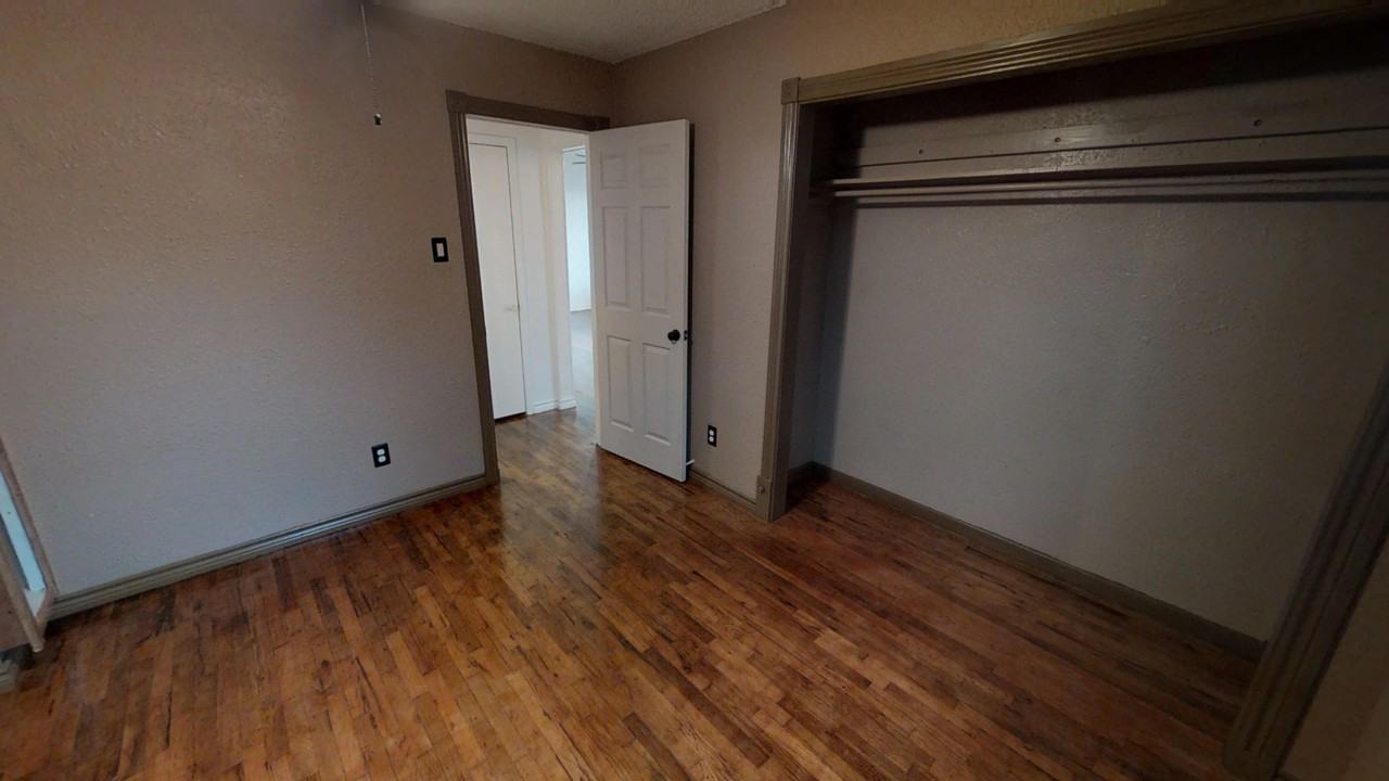 202 E Carpenter Ave - Photo 2 of 3
