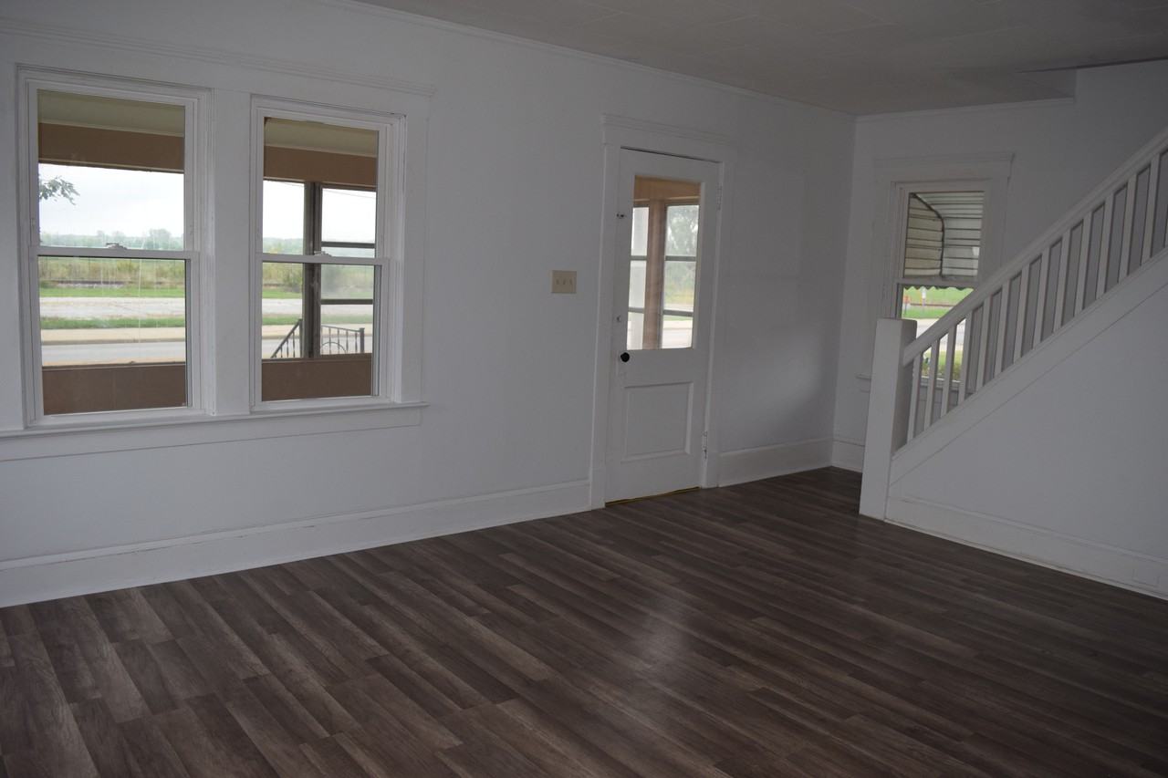 713 East Street - Photo 3 of 12