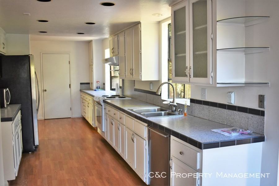 2945 Del Loma Dr - Photo 2 of 16