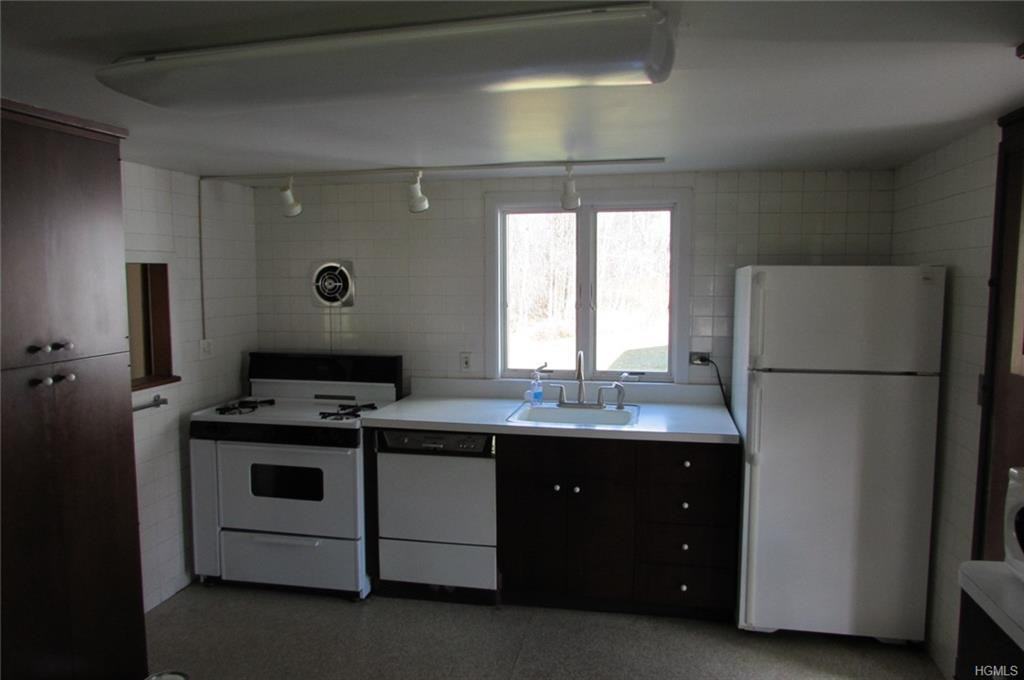 11 Eatontown Rd - Photo 3 of 17