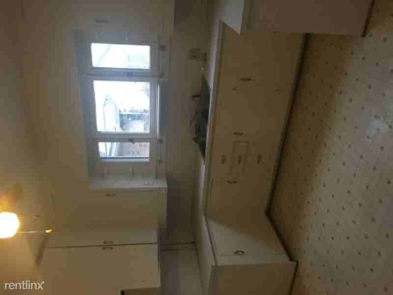 181 E College St - Photo 2 of 8