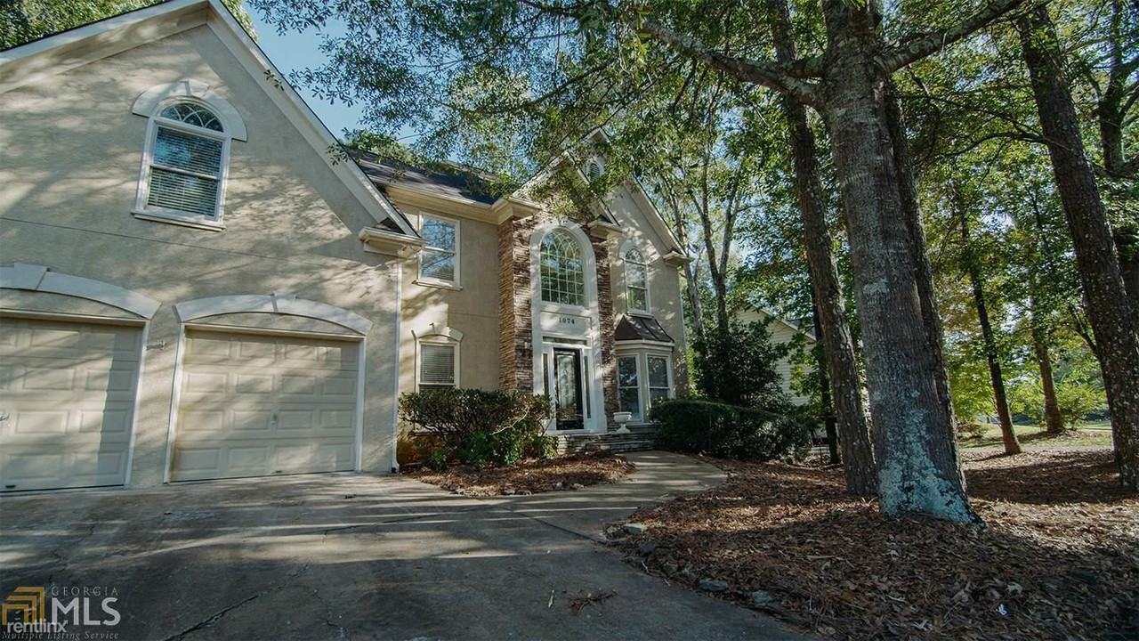 1074 Longwood Dr - Photo 3 of 28