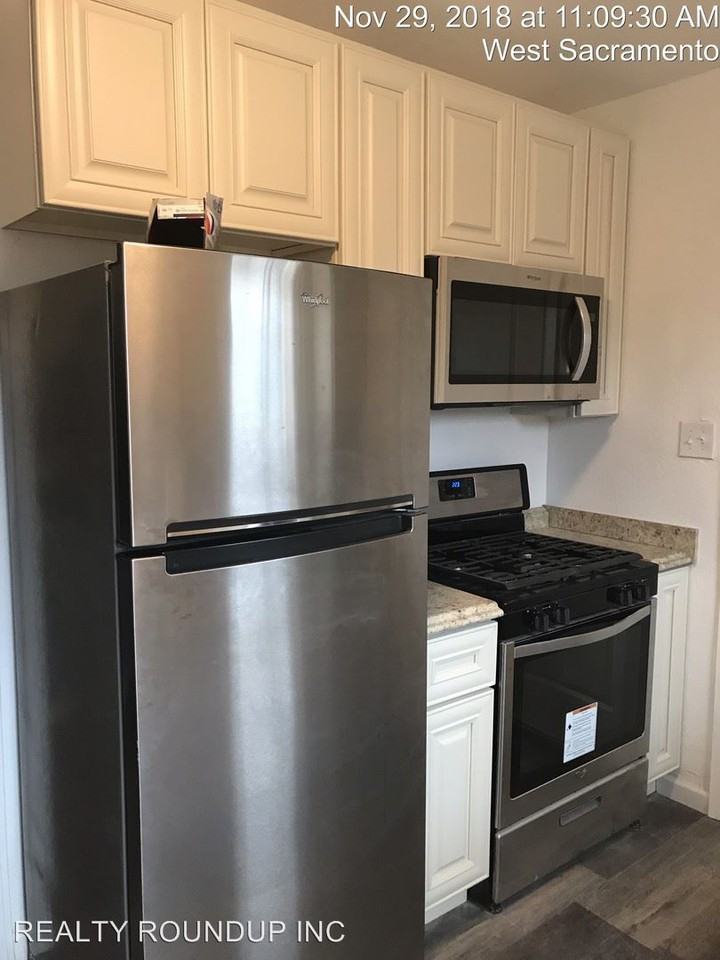 210 11th St - Photo 2 of 2