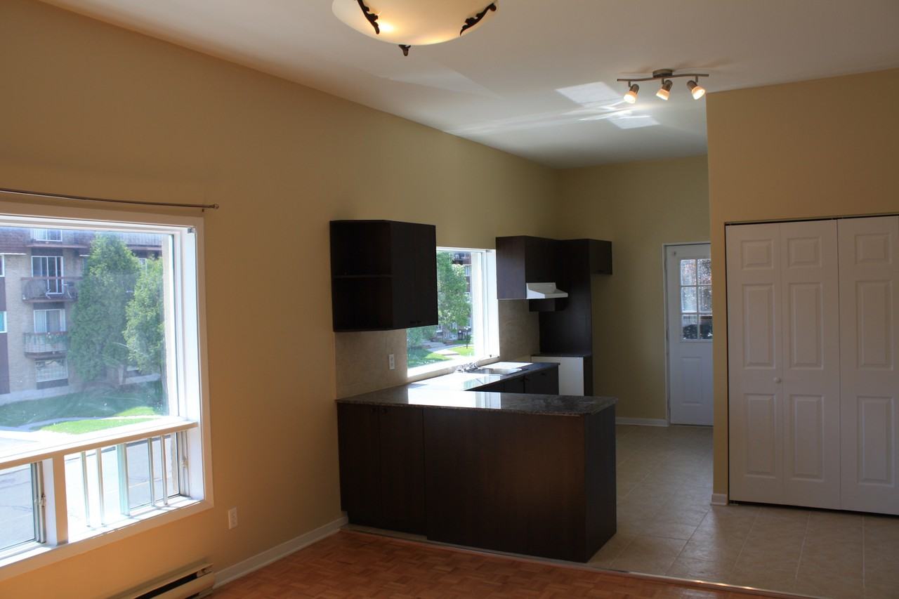 102 Boulevard Churchill, Longueuil, QC J4V 2L9 1 Bedroom Apartment for