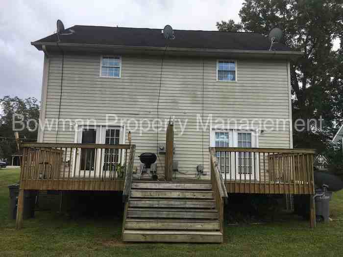 608 Bethpage Rd - Photo 3 of 11
