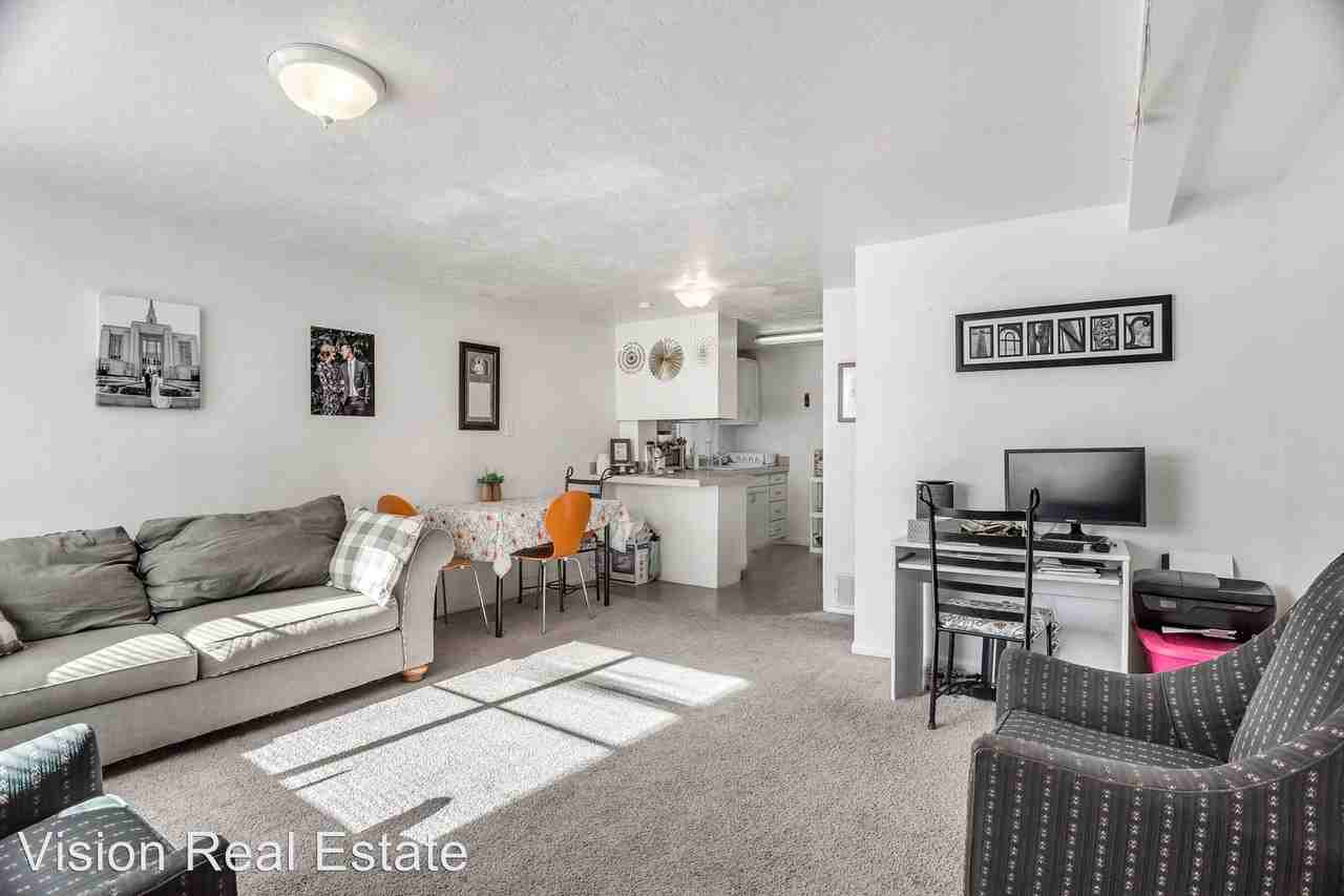 682 700 W - Photo 2 of 7