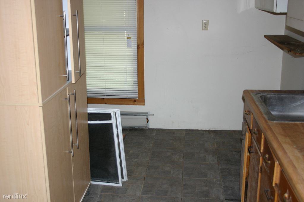 Large Lansing 4 bed-2.5 bath Home with yard. - Photo 2 of 13