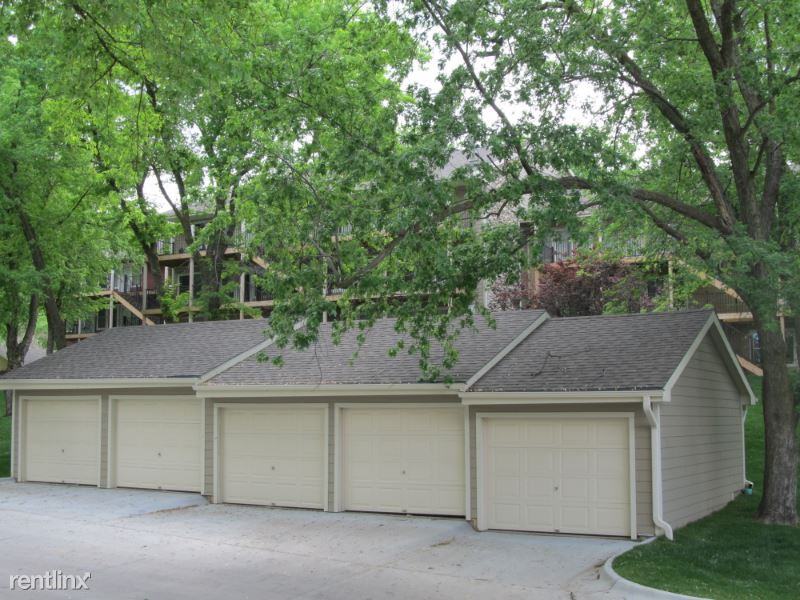 1800 Parkwood Dr - Photo 3 of 10