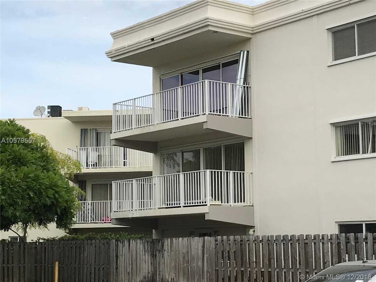 7701 SW 88th St - Photo 3 of 8