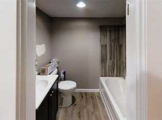 924 W Main St - Photo 2 of 4