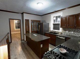 924 W Main St - Photo 3 of 4