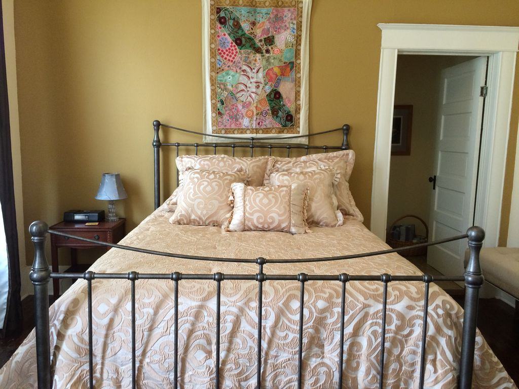 233 Claudia St - Photo 3 of 8