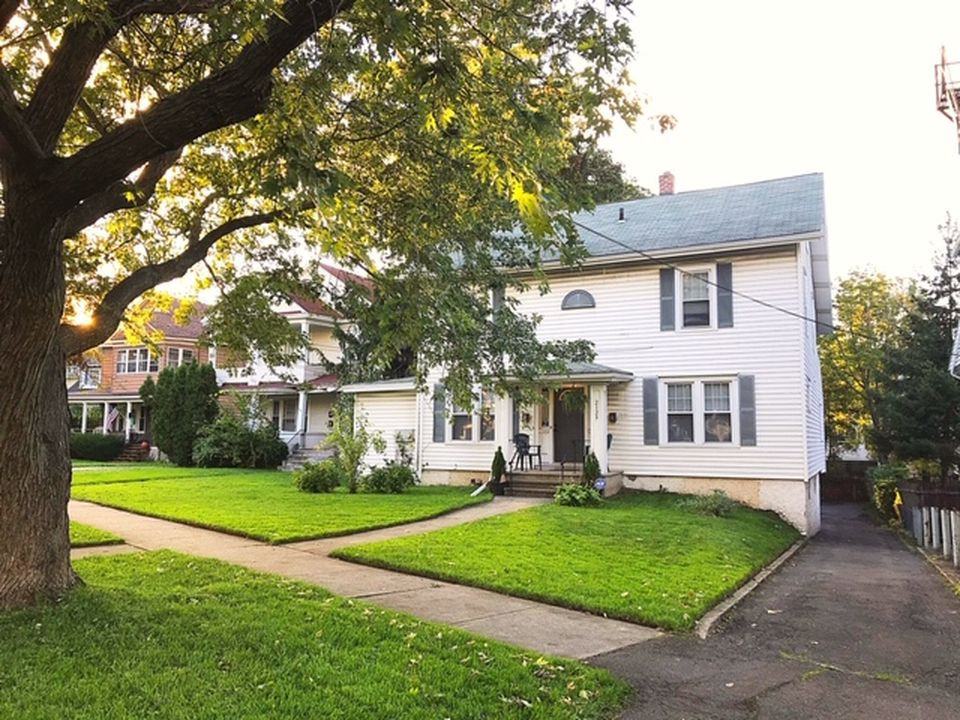 2129 James St - Photo 2 of 11