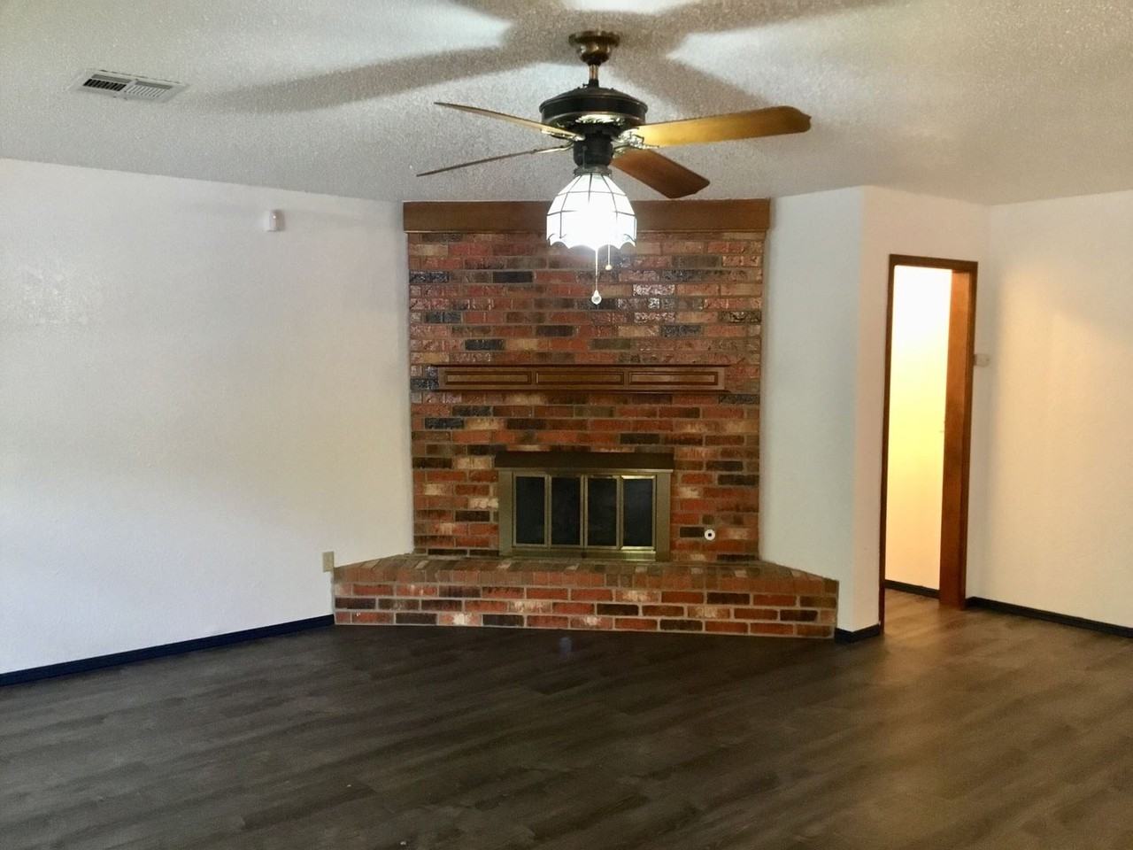 8800 NW 80th St - Photo 3 of 25