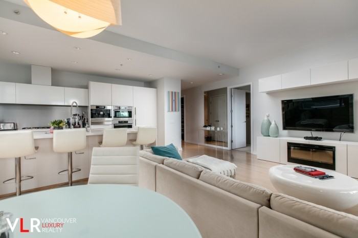 1616 Columbia Street (# 3637) - Photo 3 of 31